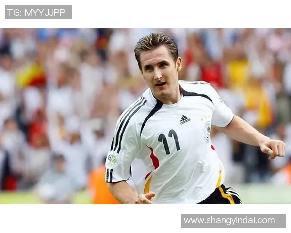 足球明星的生平成就与场上表现全面解析 足球明星的生平成就与场上表现全面解析