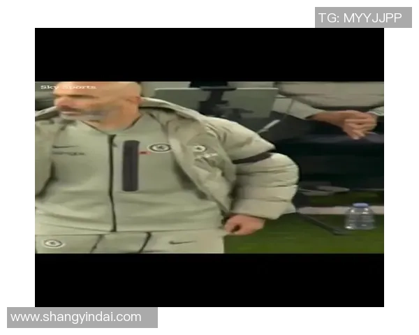 足球明星遭遇意外撞击瞬间反应引发球迷热议与媒体关注 足球明星遭遇意外撞击瞬间反应引发球迷热议与媒体关注