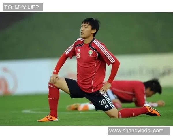 足球明星训练时压腿高清图片展现运动员的力量与优雅 足球明星训练时压腿高清图片展现运动员的力量与优雅